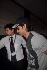 Hrithik Roshan leave for New Year_s celebration in Airport, Mumbai on 28th Dec 2011 (22).JPG